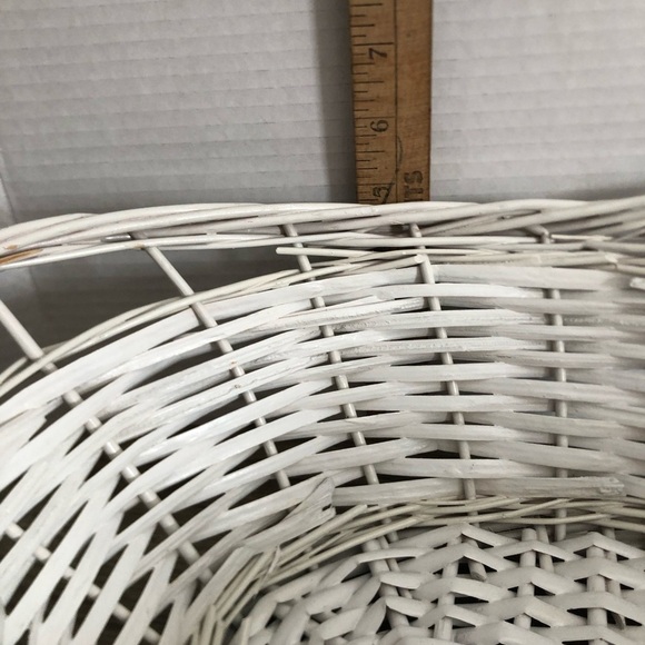 Vtg White Wicker Basket - Picture 10 of 13
